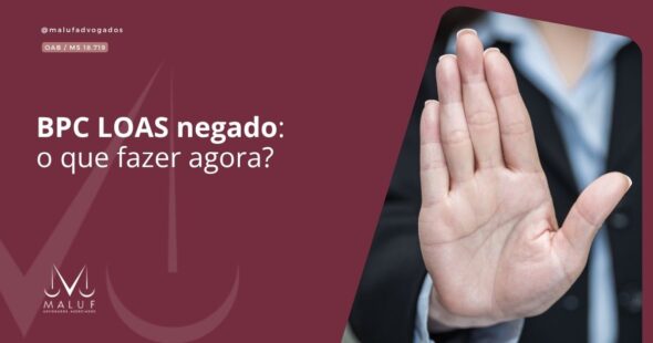 # BPC LOAS negado: o que fazer agora? Receber a notícia de que o pedido do BPC/LOAS foi negado pelo INSS pode gerar preocupação e muitas dúvidas. Afinal, esse benefício é destinado a pessoas com deficiência e idosos em situação de vulnerabilidade social, que muitas vezes dependem desse auxílio para garantir condições básicas de vida. No entanto, uma negativa não significa, necessariamente, que você perdeu o direito ao benefício. Em muitos casos, a decisão do INSS pode ser revista, desde que a situação seja analisada de forma técnica e individualizada. ## Por que o BPC/LOAS pode ser negado? O INSS pode indeferir o pedido por diversos motivos. Entre os mais comuns estão: * Renda familiar considerada acima do limite estabelecido; * Cadastro Único (CadÚnico) desatualizado ou inexistente; * Falta de documentos ou informações complementares; * Entendimento de que a deficiência ou incapacidade não atende aos critérios legais; * Inconsistências nas informações apresentadas durante a análise. Identificar o motivo da negativa é o primeiro passo para definir a melhor estratégia. ## O que fazer após a negativa? Antes de tomar qualquer decisão, é importante obter a íntegra da decisão do INSS e verificar os fundamentos utilizados para negar o benefício. A partir dessa análise, é possível identificar se houve erro na avaliação, ausência de documentos importantes ou necessidade de apresentar novas provas. Cada caso possui características próprias e exige uma avaliação cuidadosa. ## É possível recorrer? Sim. Dependendo da situação, o segurado pode apresentar um recurso administrativo ao próprio INSS ou, quando houver fundamentos jurídicos, buscar o reconhecimento do direito por meio de uma ação judicial. A escolha da melhor alternativa dependerá do motivo da negativa, das provas disponíveis e das particularidades de cada caso. ## A importância de uma análise especializada Muitas negativas acontecem porque documentos essenciais não foram apresentados ou porque a situação do requerente não foi devidamente demonstrada durante o processo administrativo. Uma análise previdenciária completa permite verificar: * Se a negativa foi realmente correta; * Quais documentos podem fortalecer o pedido; * Se existem novas provas que podem ser apresentadas; * Qual é a estratégia mais adequada para buscar o benefício. Essa avaliação aumenta a segurança na condução do caso e evita a adoção de medidas inadequadas. ## Não desista do seu direito Ter o BPC/LOAS negado não significa que o processo chegou ao fim. Existem situações em que a decisão pode ser revista, desde que o caso seja analisado com atenção e acompanhado por profissionais que conheçam a legislação previdenciária. Se o seu pedido foi negado, procure orientação especializada para entender os motivos da decisão e verificar quais são as alternativas disponíveis para buscar o reconhecimento do seu direito.